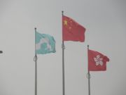 Kiinan lippu keskellä